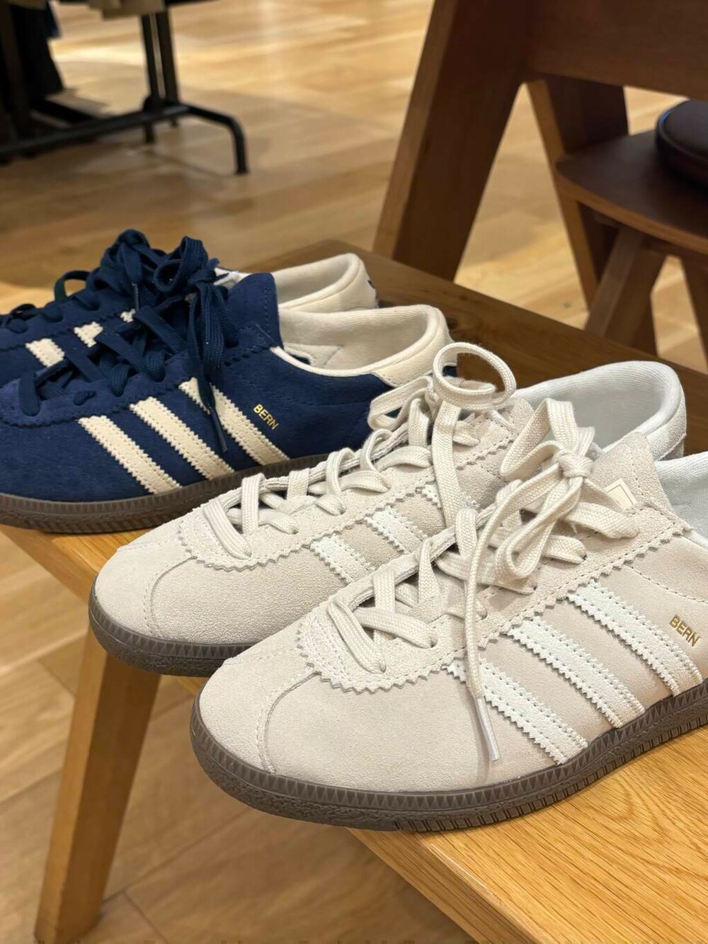 ホワイト系のシャツ/ブラウス、ブラック系のショルダーバッグ、グレー系のその他パンツを着用したレディースの秋コーディネートの7枚目の写真