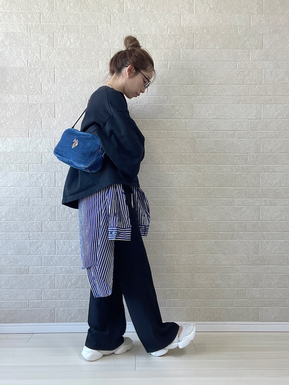 ブルー系のショルダーバッグ、ブラック系のその他パンツ、ホワイト系のサンダルを着用したレディースの春コーディネートの4枚目の写真