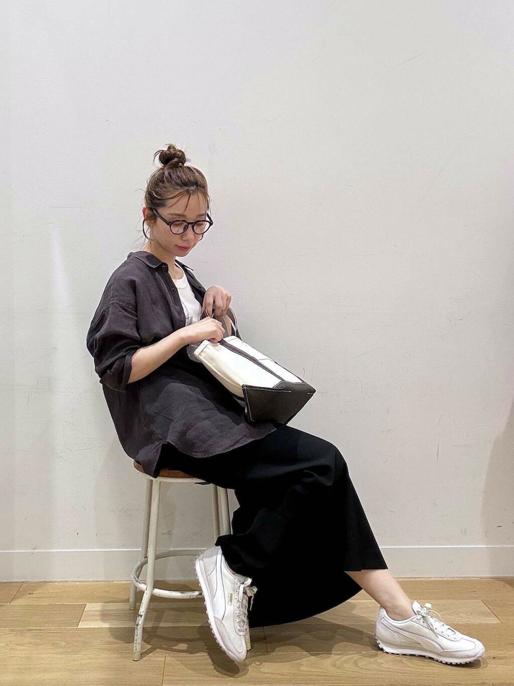 「トートバッグ、スニーカーコーデ、doors、ストレートスカート、モノトーンコーデ、メガネ女子、骨格ナチュラル、暑い、ナチュラル×イエベ春、ここでしか手に入らない別注アイテム、スタッフのこれ買いました、トレンドシアーアイテム、着回し力抜群シャツ」|えばみ。さん(レディース・160cm)の夏コーディネートの6枚目の写真
