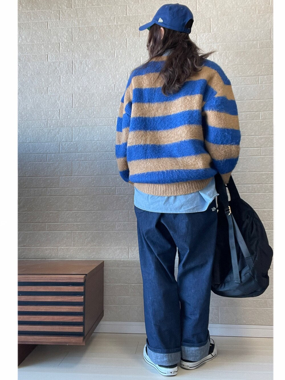 「ストリート、ビッグシルエット、コンバース、レイヤードスタイル、ダンガリーシャツ、デニムパンツ、キャップ、ボーダーニット、カラーニット、PR、LEE、メンズライク」｜「Leeの【ワンサイズでXS~XXLまでカバーする】FLeeasy イージーパンツ（その他パンツ、ブルー系）」を使った、えばみ。さん（レディース・160cm）の冬コーディネートの3枚目の写真