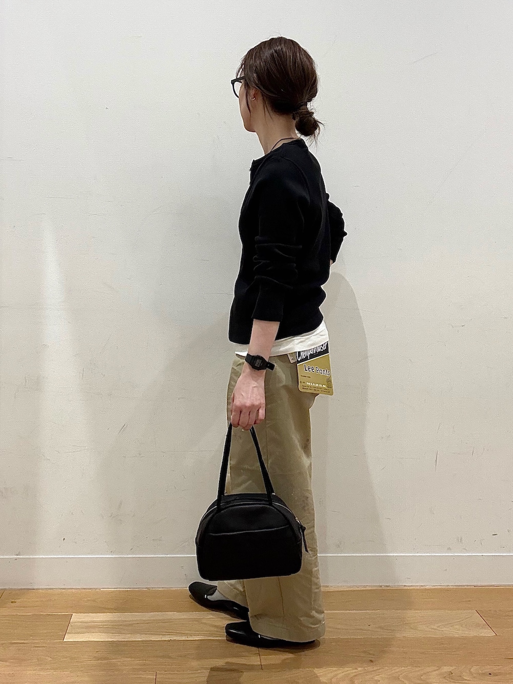 ブラック系のボストンバッグ、ブラック系のローファー、ホワイト系のタンクトップを着用したレディースの春コーディネートの2枚目の写真