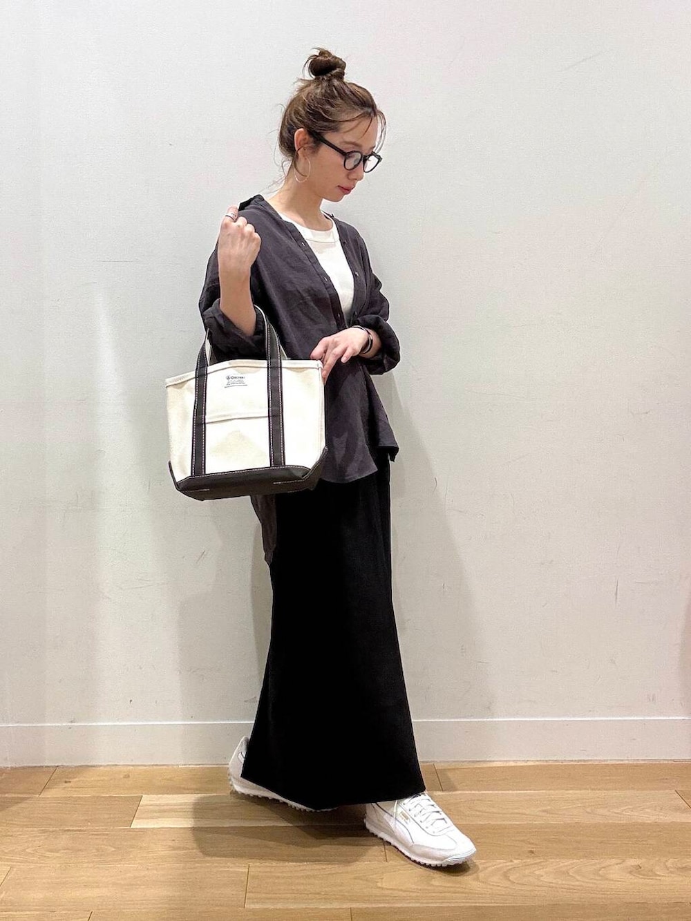 「トートバッグ、スニーカーコーデ、doors、ストレートスカート、モノトーンコーデ、メガネ女子、骨格ナチュラル、暑い、ナチュラル×イエベ春、ここでしか手に入らない別注アイテム、スタッフのこれ買いました、トレンドシアーアイテム、着回し力抜群シャツ」|えばみ。さん(レディース・160cm)の夏コーディネートの4枚目の写真