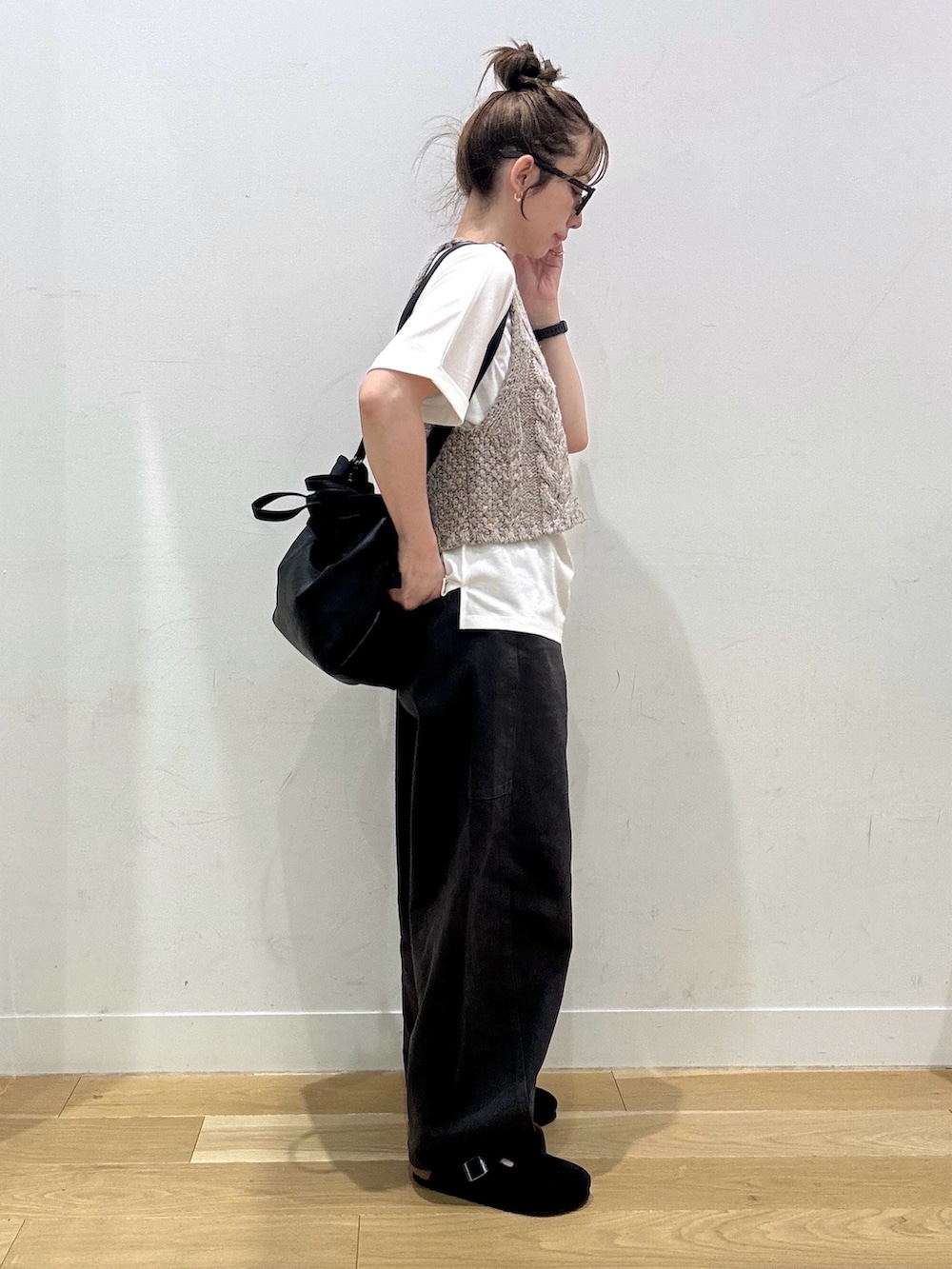 ホワイト系のTシャツ/カットソー、ベージュ系のニット/セーター、ブラック系のサンダルを着用したレディースの夏コーディネートの3枚目の写真