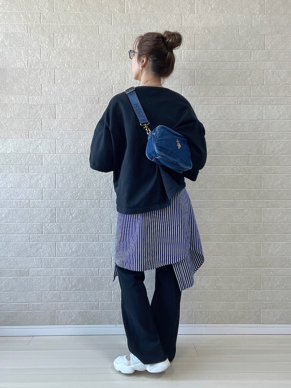 ブルー系のショルダーバッグ、ブラック系のその他パンツ、ホワイト系のサンダルを着用したレディースの春コーディネートの5枚目の写真