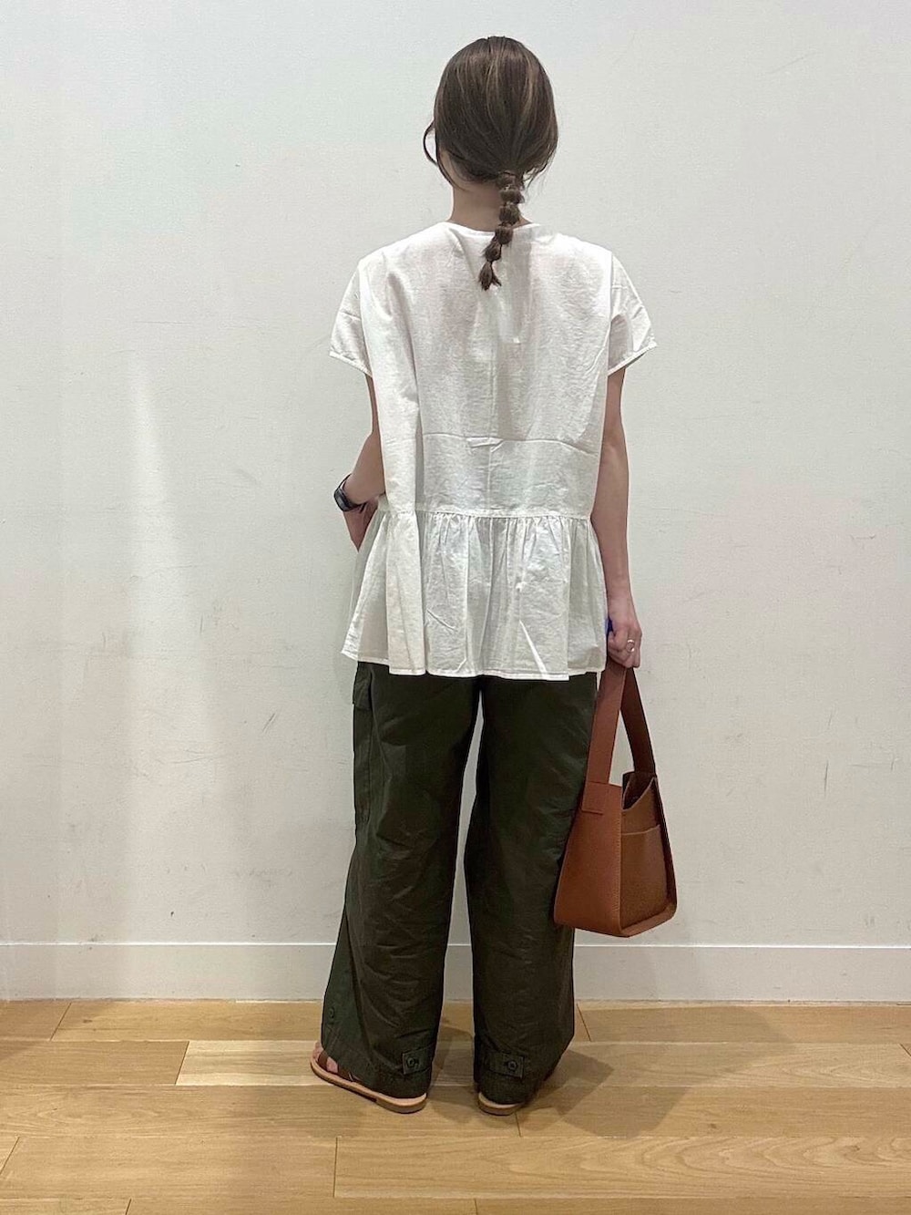 ブラウン系のサンダル、ホワイト系のシャツ/ブラウス、グリーン系のその他パンツを着用したレディースの夏コーディネートの3枚目の写真