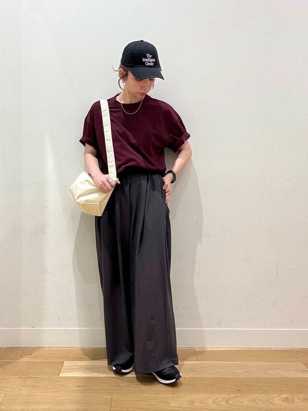 ホワイト系のショルダーバッグ、ブラック系のスニーカー、グレー系のその他パンツを着用したレディースの夏コーディネートの4枚目の写真