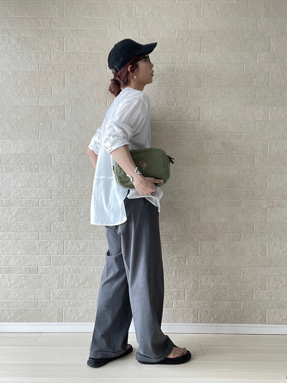 グレー系のその他パンツ、ブラック系のサンダル、ホワイト系のシャツ/ブラウスを着用したレディースの春コーディネートの3枚目の写真