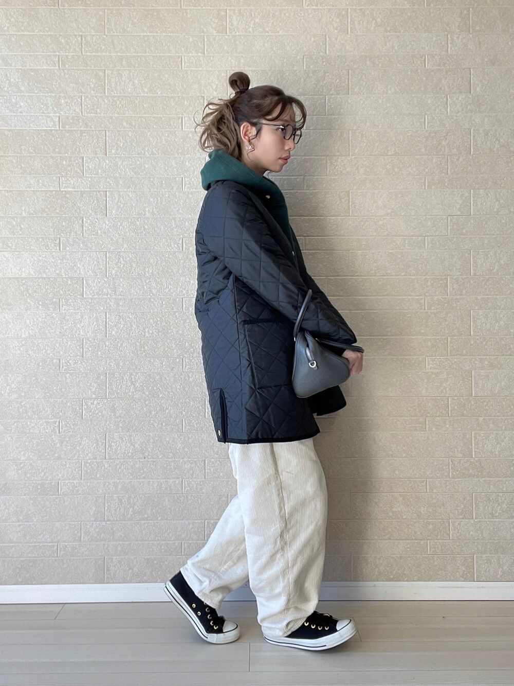 「パーカー、コンバース、ボストンバッグ、秋冬コーデ、きれいめカジュアル、PR、Traditional Weatherwear、トラッド、キルティングジャケット、コーデュロイ、コーデュロイパンツ、冬コーデ、新作」｜「Traditional WeatherwearのARKLEY MIDDLE（その他アウター、ブラック系）」を使った、えばみ。さん（レディース・160cm）の秋コーディネートの4枚目の写真