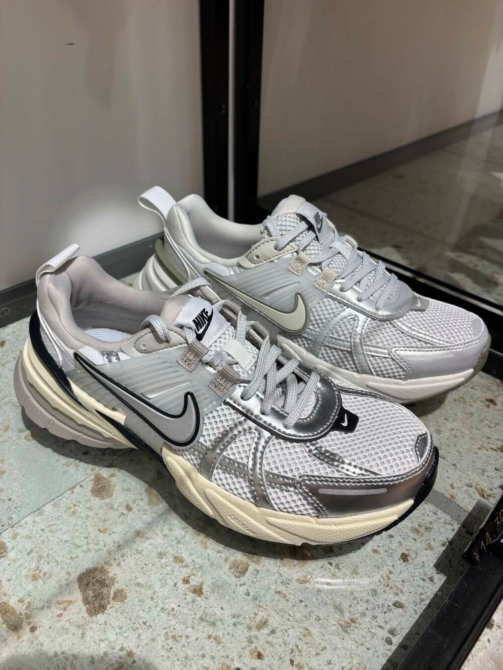 ホワイト系のスニーカー、グレー系のスカート、ホワイト系のダウンジャケット/コートを着用したレディースの冬コーディネートの8枚目の写真