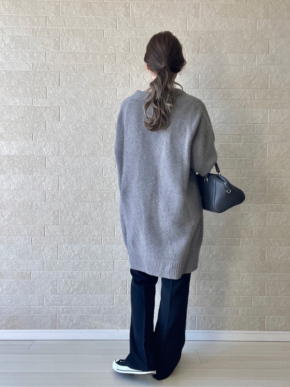 ブラック系のその他パンツ、グレー系のボストンバッグ、ベージュ系のシャツ/ブラウスを着用したレディースの秋コーディネートの4枚目の写真