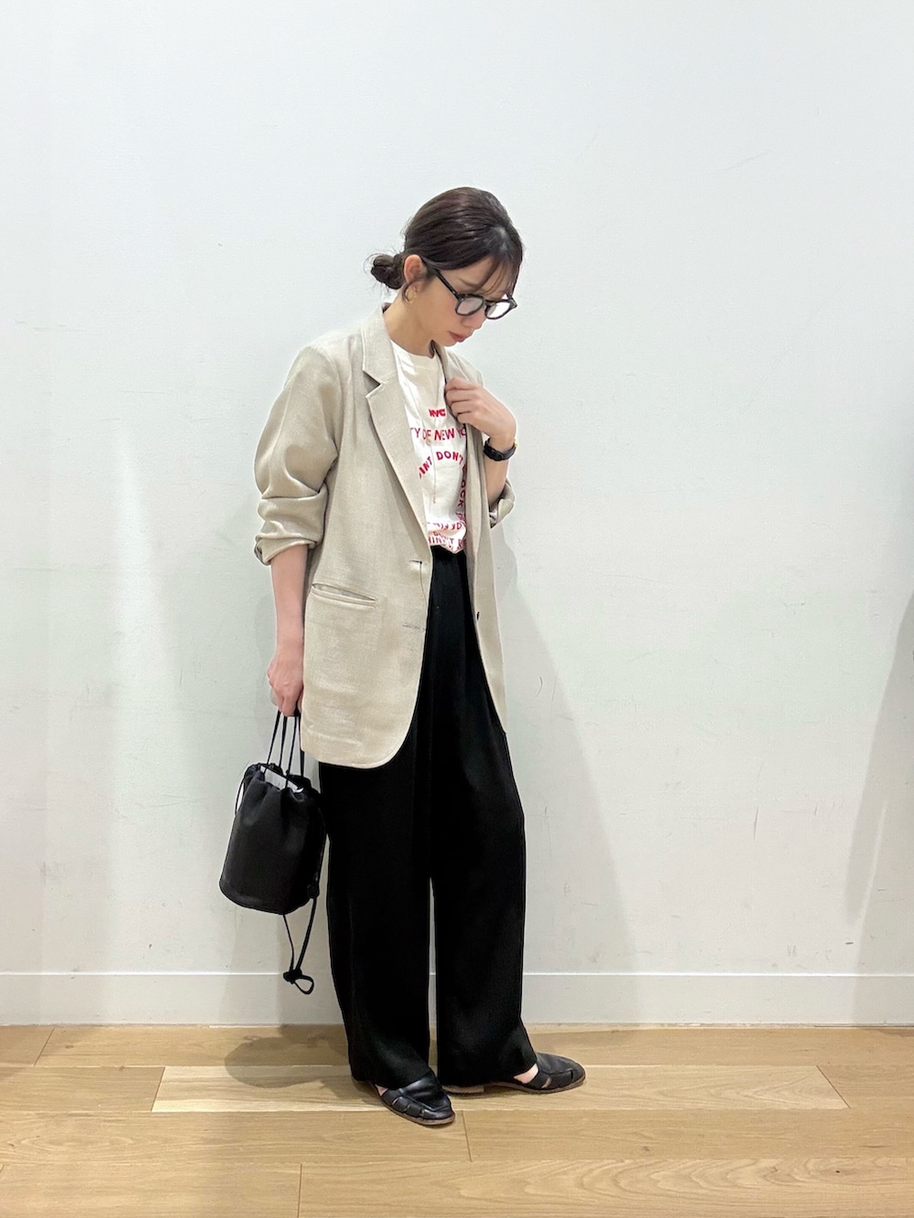 ベージュ系のその他アウター、ブラック系のショルダーバッグ、ホワイト系のTシャツ/カットソーを着用したレディースの春コーディネートの2枚目の写真
