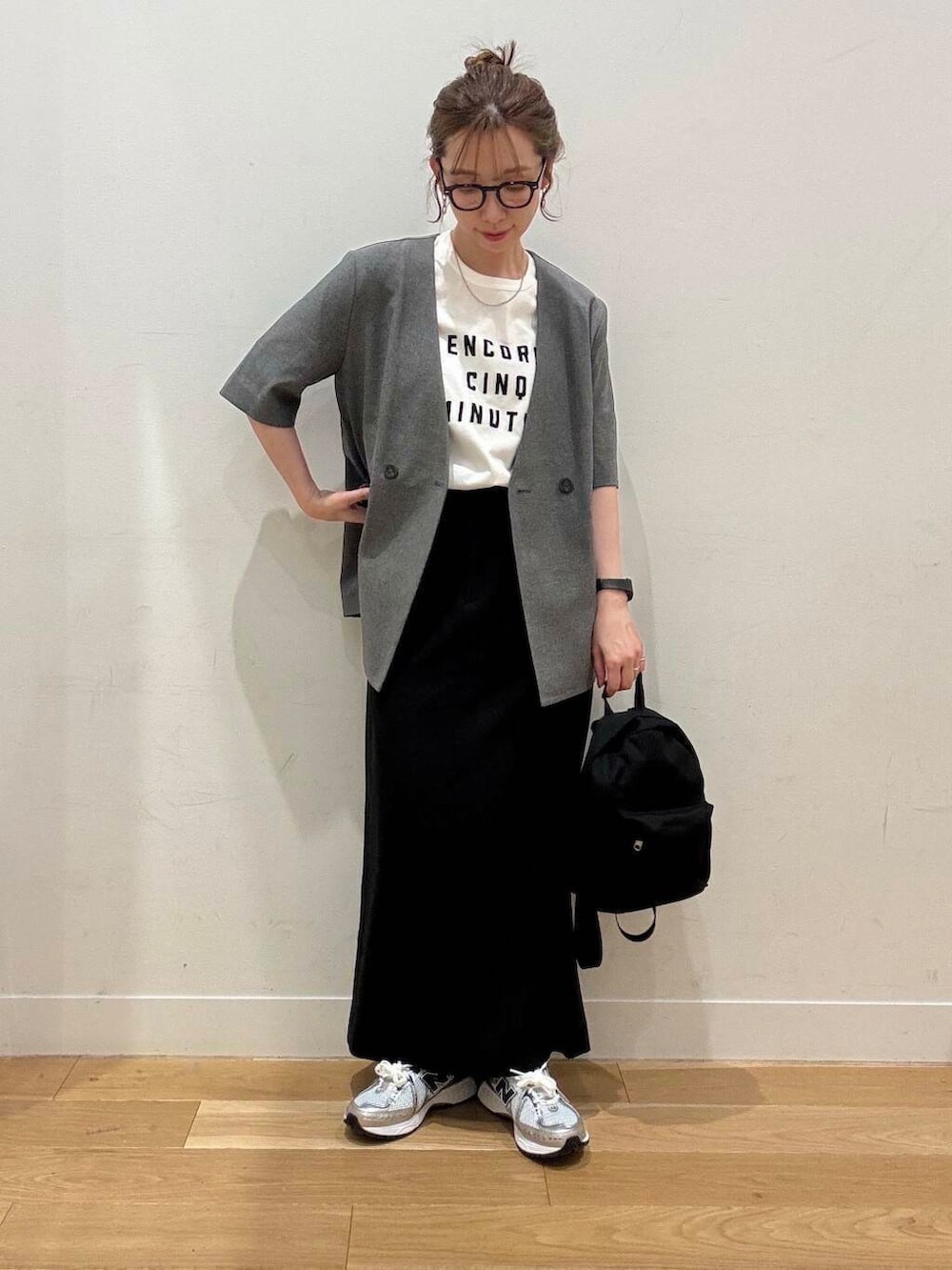 グレー系のその他アウター、ブルー系のシャツ/ブラウス、ブラック系のバックパック/リュックを着用したレディースの春コーディネートの5枚目の写真