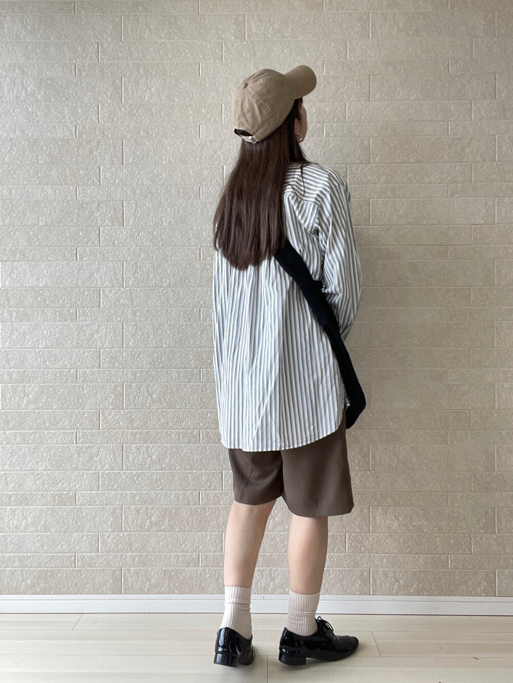 ブラウン系のシャツ/ブラウス、ブラウン系のその他パンツ、ブラック系のショルダーバッグを着用したレディースの夏コーディネートの3枚目の写真