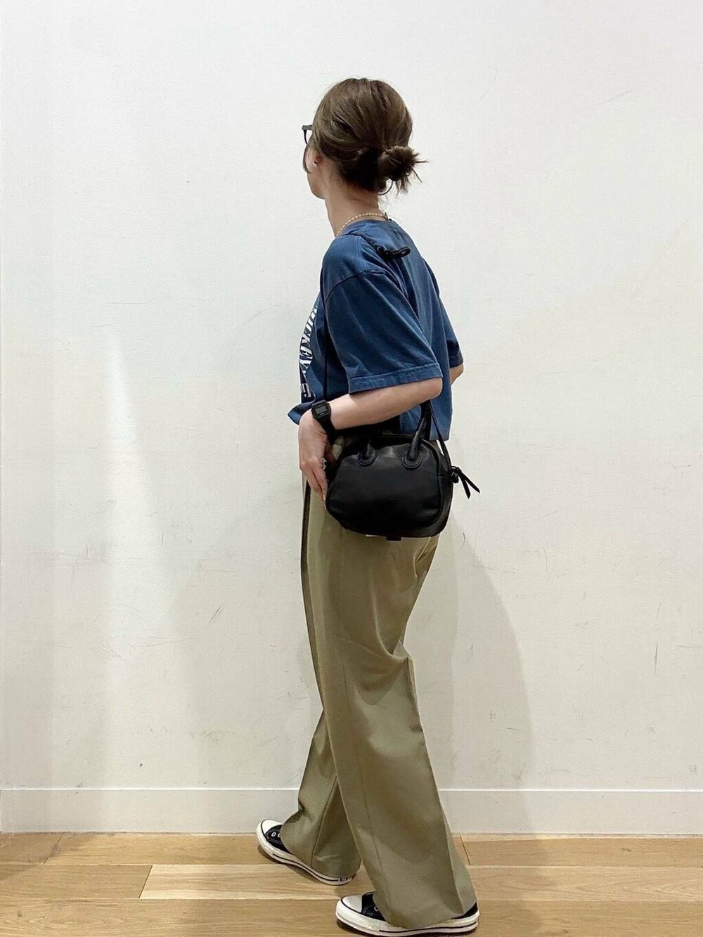 ブラック系のスニーカー、ベージュ系のその他パンツ、ブルー系のTシャツ/カットソーを着用したレディースの夏コーディネートの4枚目の写真