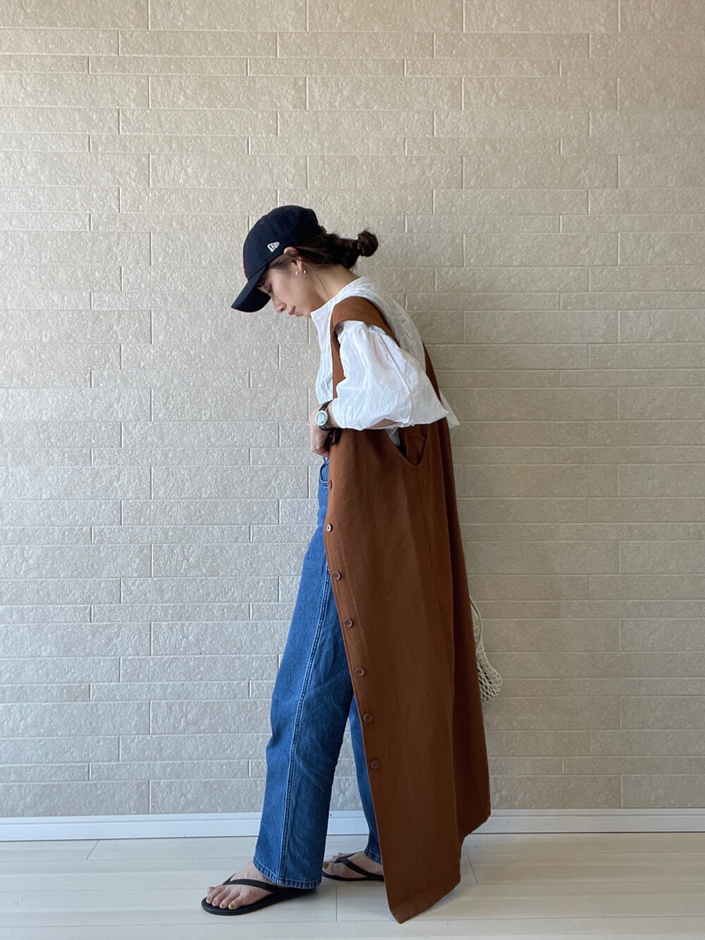 ブラウン系のワンピース、ホワイト系のシャツ/ブラウス、ホワイト系のハンドバッグを着用したレディースの夏コーディネートの4枚目の写真