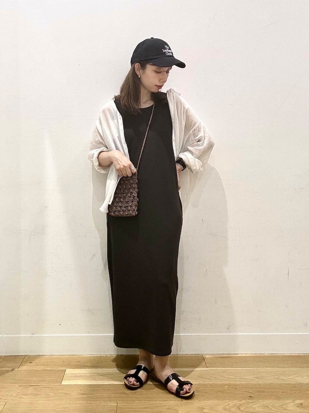 ホワイト系のタンクトップ、その他のショルダーバッグ、ホワイト系のシャツ/ブラウスを着用したレディースの夏コーディネートの4枚目の写真