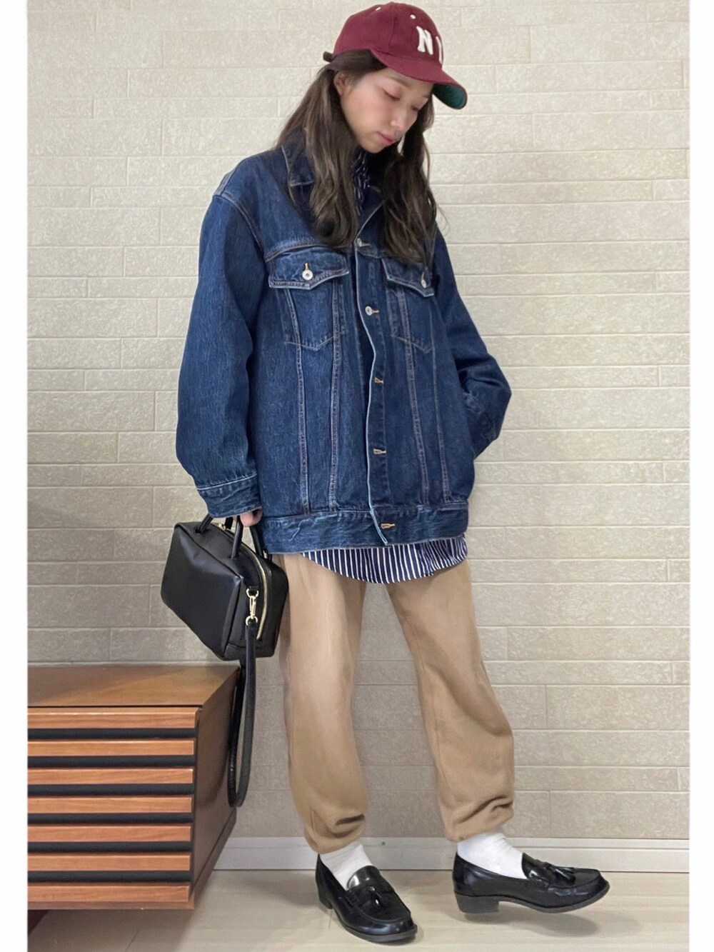 ブラック系のボストンバッグ、ブラウン系のその他パンツ、ブラック系のローファーを着用したレディースの冬コーディネートの2枚目の写真