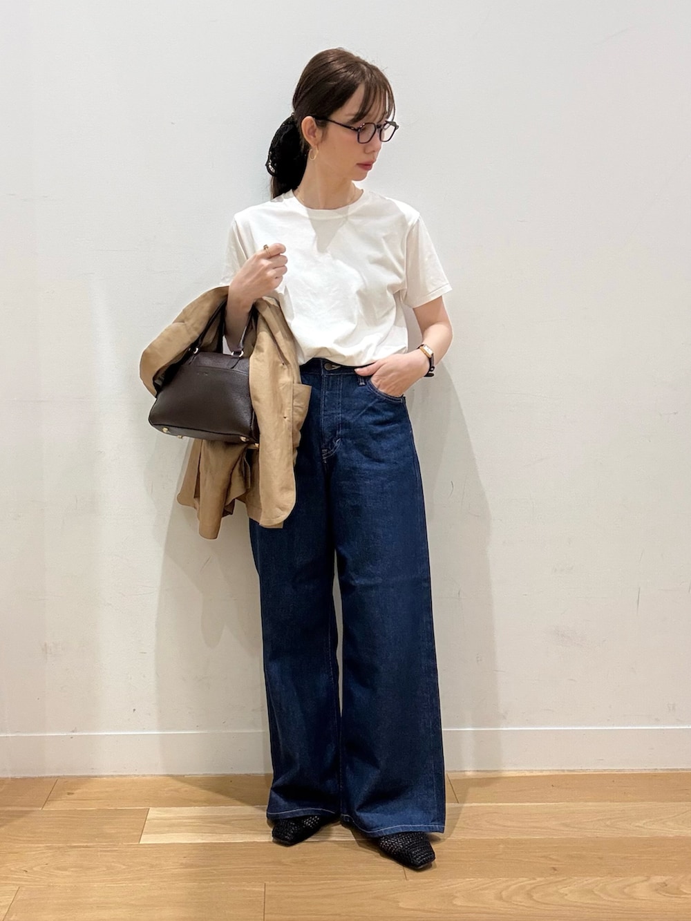 ホワイト系のTシャツ/カットソー、ブルー系のデニムパンツ、ベージュ系のその他アウターを着用したレディースの夏コーディネートの2枚目の写真