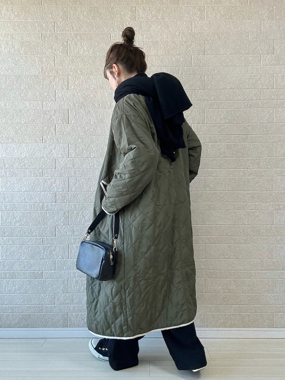 グリーン系のその他アウター、ホワイト系のTシャツ/カットソー、ブラック系のショルダーバッグを着用したレディースの冬コーディネートの3枚目の写真