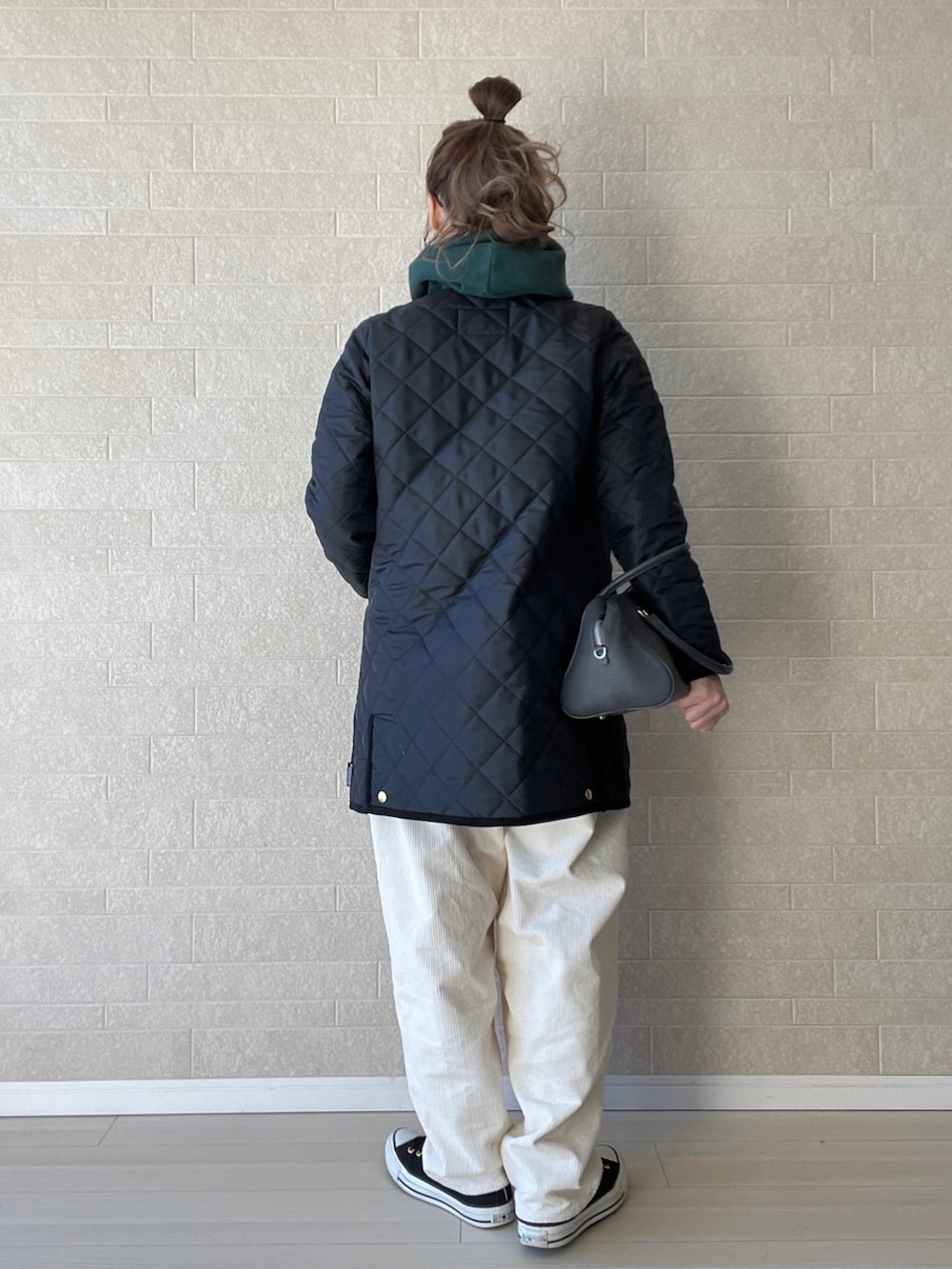 「パーカー、コンバース、ボストンバッグ、秋冬コーデ、きれいめカジュアル、PR、Traditional Weatherwear、トラッド、キルティングジャケット、コーデュロイ、コーデュロイパンツ、冬コーデ、新作」｜「Traditional WeatherwearのARKLEY MIDDLE（その他アウター、ブラック系）」を使った、えばみ。さん（レディース・160cm）の秋コーディネートの5枚目の写真