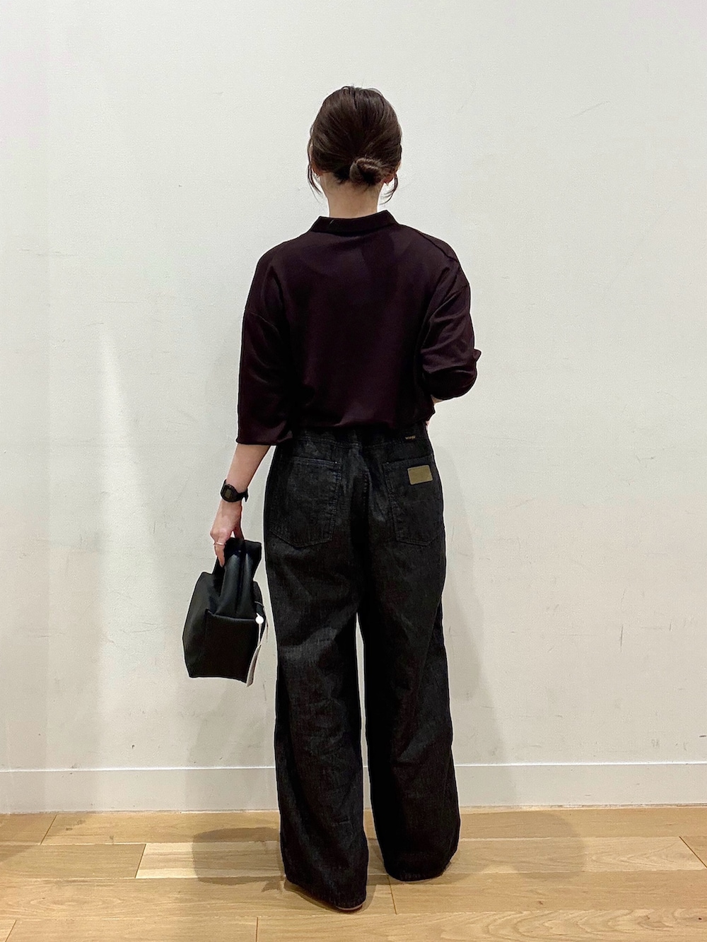 ブラウン系のシャツ/ブラウス、ブラック系のハンドバッグ、ベージュ系のその他アウターを着用したレディースの冬コーディネートの3枚目の写真