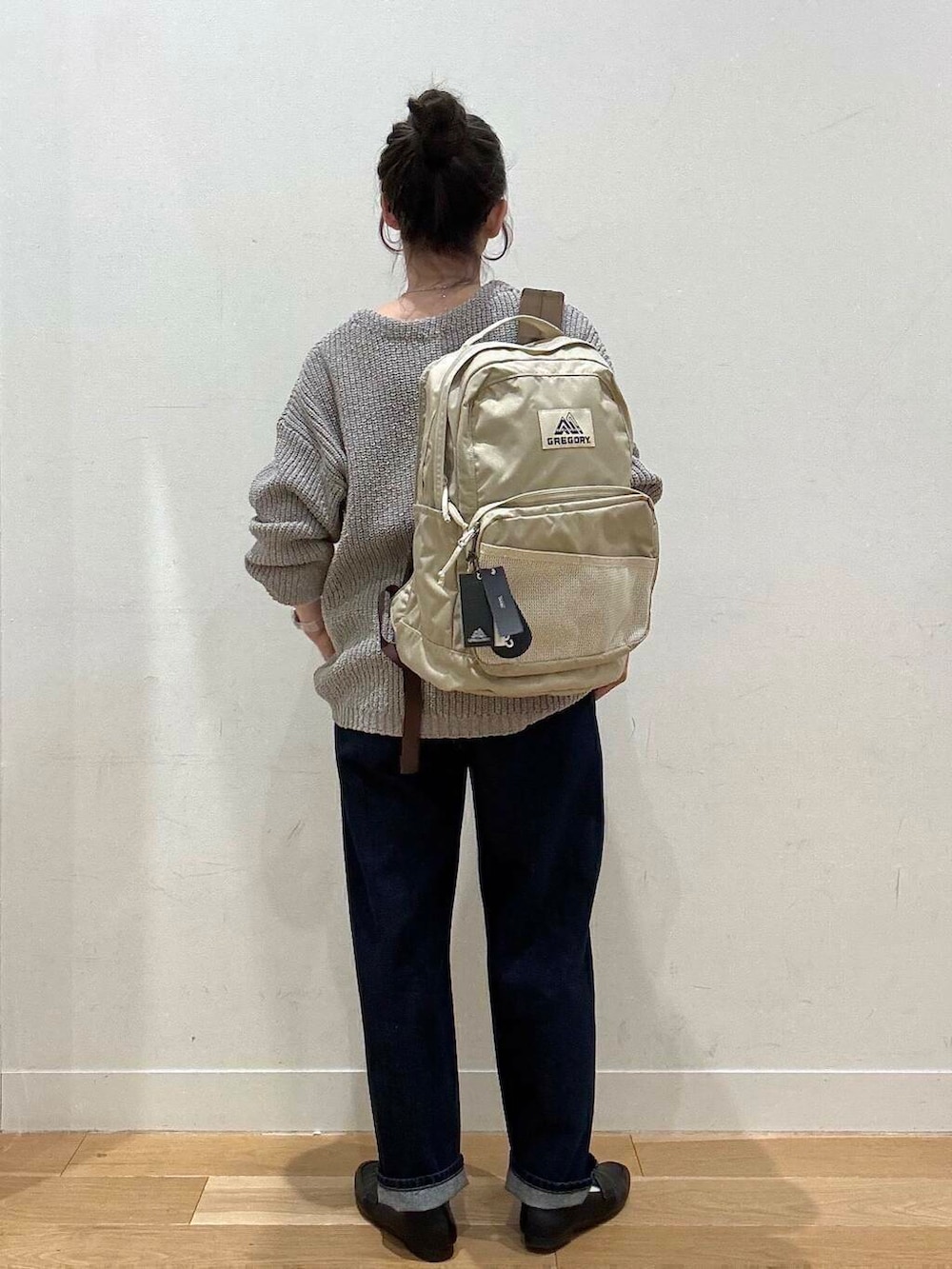 ブラック系のローファー、ブルー系のデニムパンツ、グレー系のニット/セーターを着用したレディースの春コーディネートの6枚目の写真