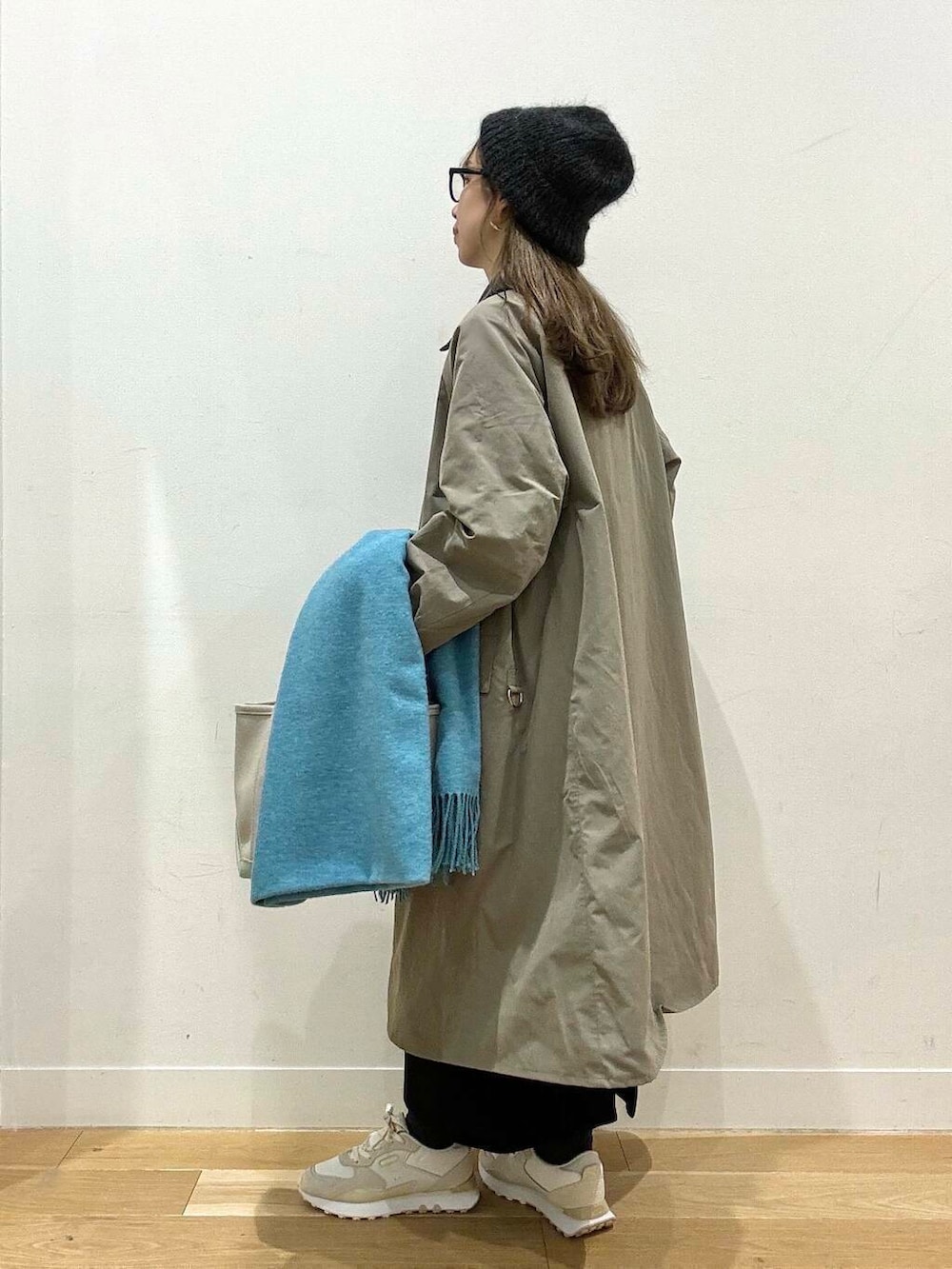 ホワイト系のTシャツ/カットソー、ホワイト系のスニーカー、ベージュ系のトートバッグを着用したレディースの秋コーディネートの2枚目の写真