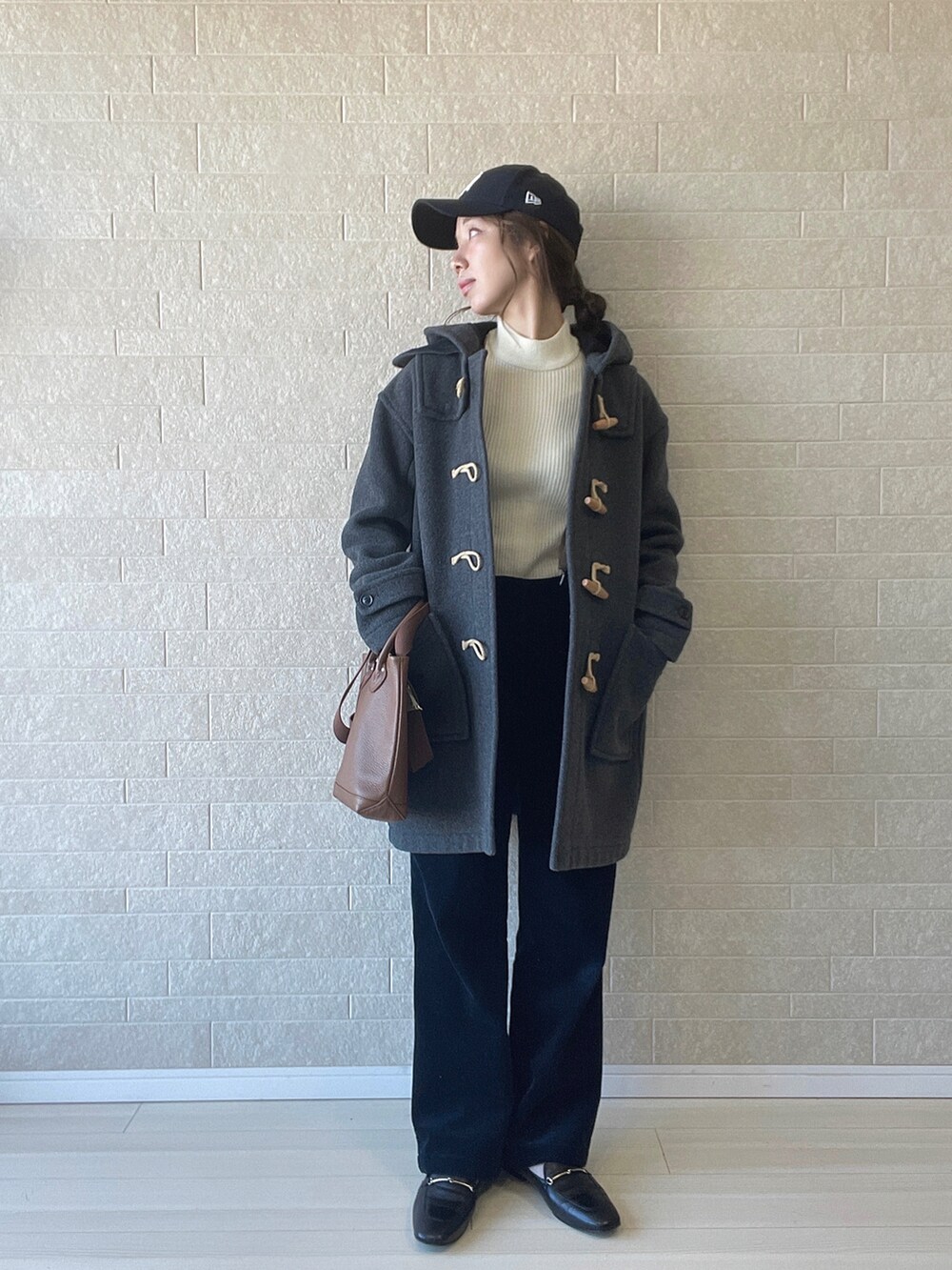 ホワイト系のニット/セーター、ブラック系のローファー、グレー系のダッフルコートを着用したレディースの冬コーディネートの3枚目の写真