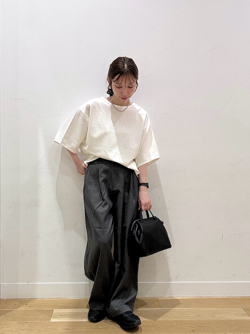 ホワイト系のTシャツ/カットソー、グレー系のその他パンツ、ブラック系のヘアゴムを着用したレディースの秋コーディネートの2枚目の写真