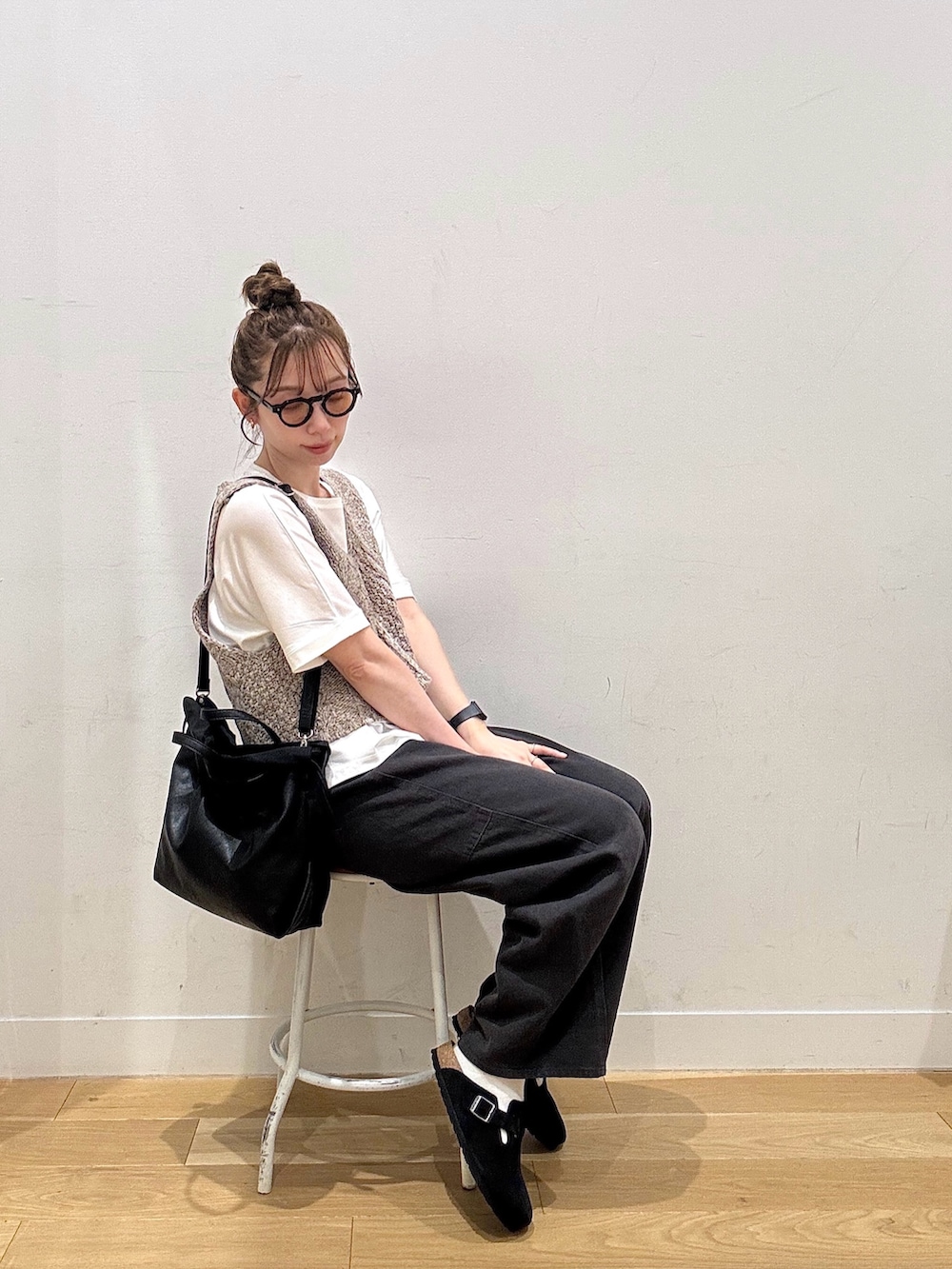 ホワイト系のTシャツ/カットソー、ベージュ系のニット/セーター、ブラック系のサンダルを着用したレディースの夏コーディネートの2枚目の写真