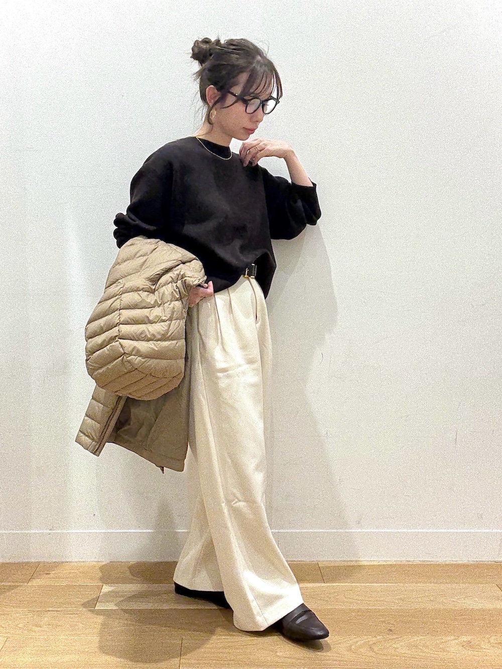 ブラウン系のパンプス、ベージュ系のテーラードジャケット、ブラウン系のニット/セーターを着用したレディースの秋コーディネートの4枚目の写真