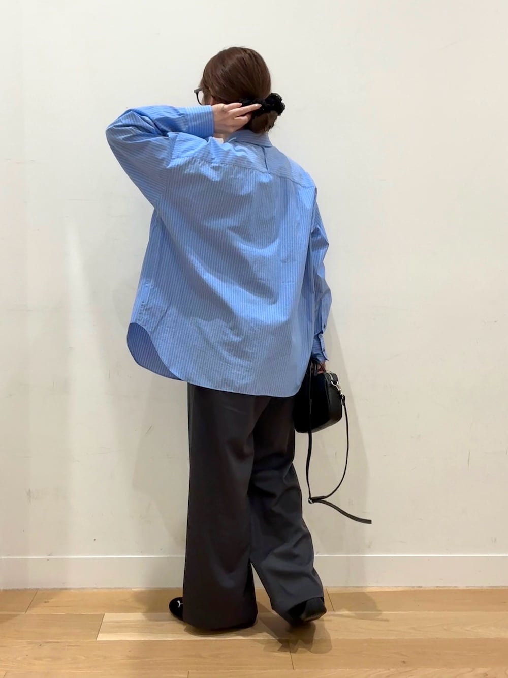 ブルー系のその他アウター、ホワイト系のタンクトップ、ブルー系のシャツ/ブラウスを着用したレディースの春コーディネートの5枚目の写真