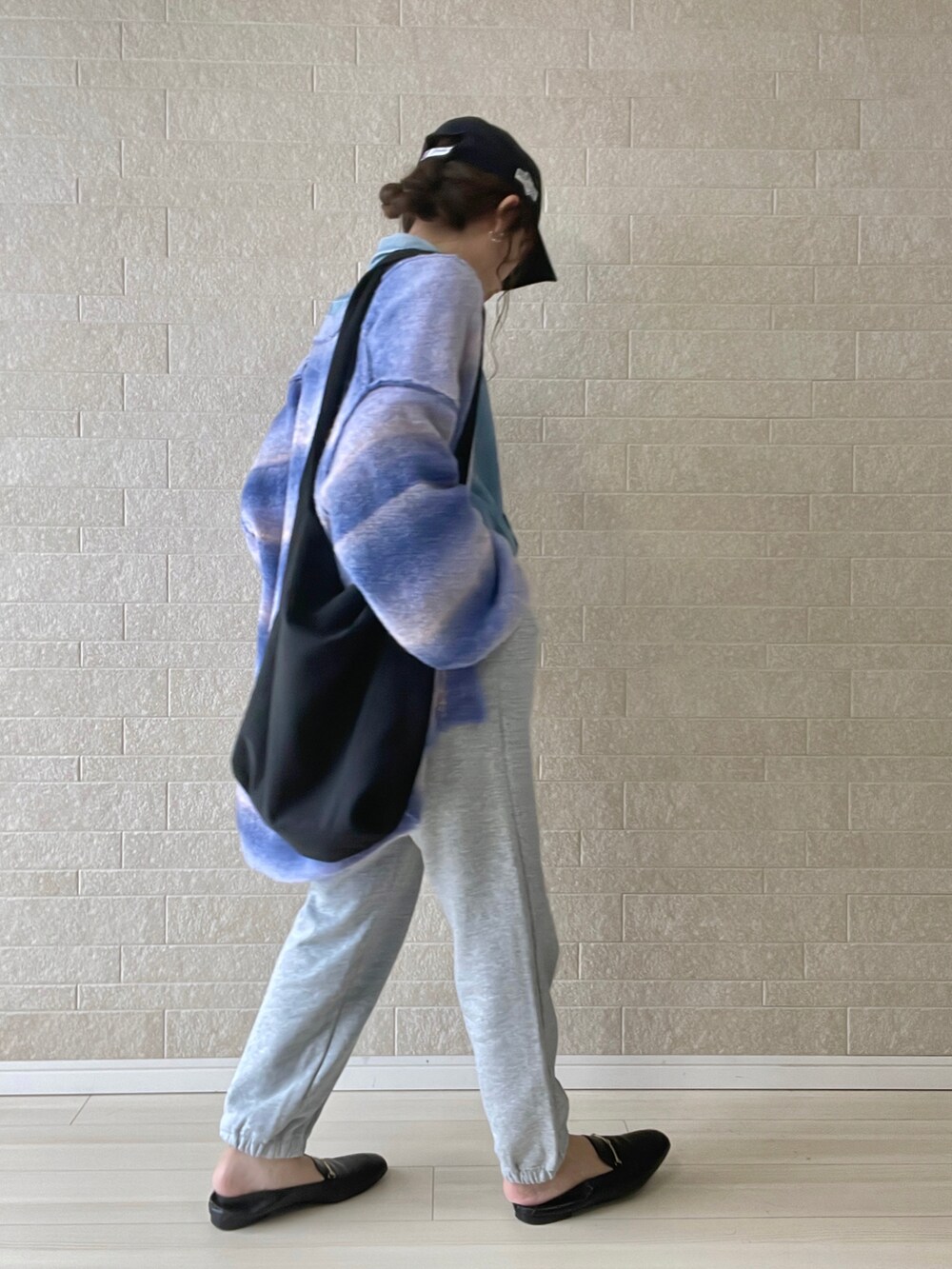 ブルー系のカーディガン/ボレロ、グレー系のスウェットパンツ、ブルー系のシャツ/ブラウスを着用したレディースの秋コーディネートの5枚目の写真