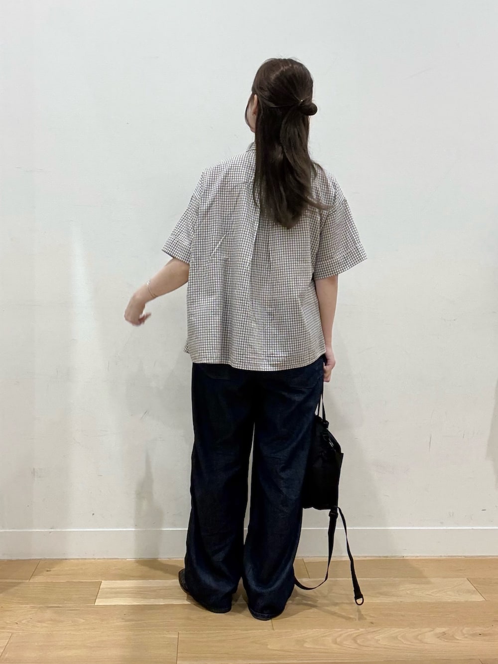 ホワイト系のタンクトップ、ホワイト系のシャツ/ブラウス、ブラック系のショルダーバッグを着用したレディースの夏コーディネートの3枚目の写真