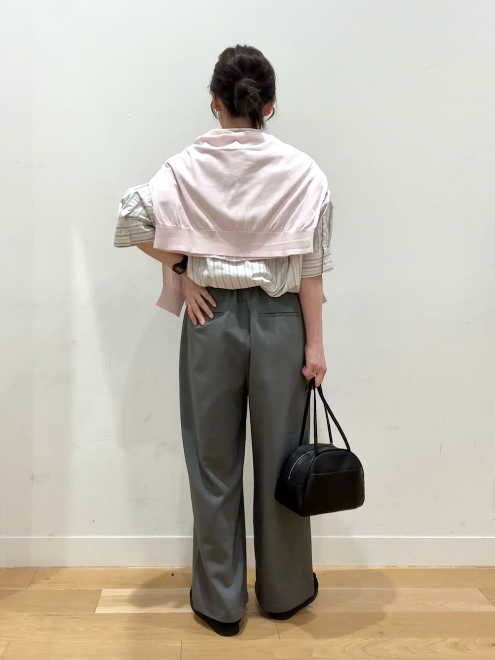 ピンク系のカーディガン/ボレロ、ホワイト系のシャツ/ブラウス、グレー系のその他パンツを着用したレディースの春コーディネートの3枚目の写真