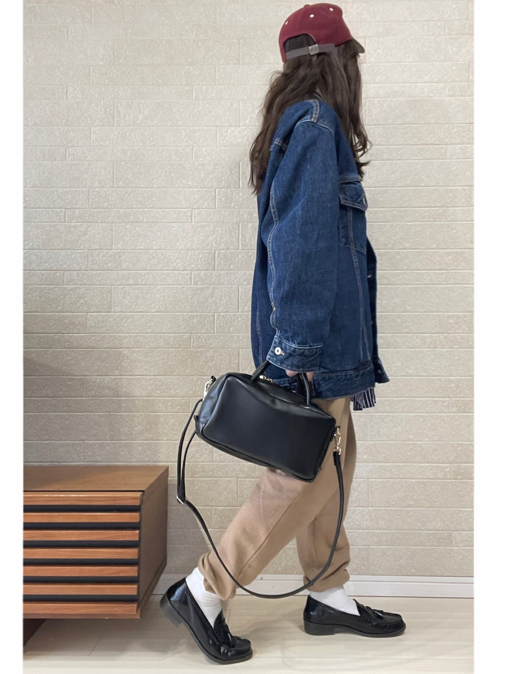 ブラック系のボストンバッグ、ブラウン系のその他パンツ、ブラック系のローファーを着用したレディースの冬コーディネートの3枚目の写真