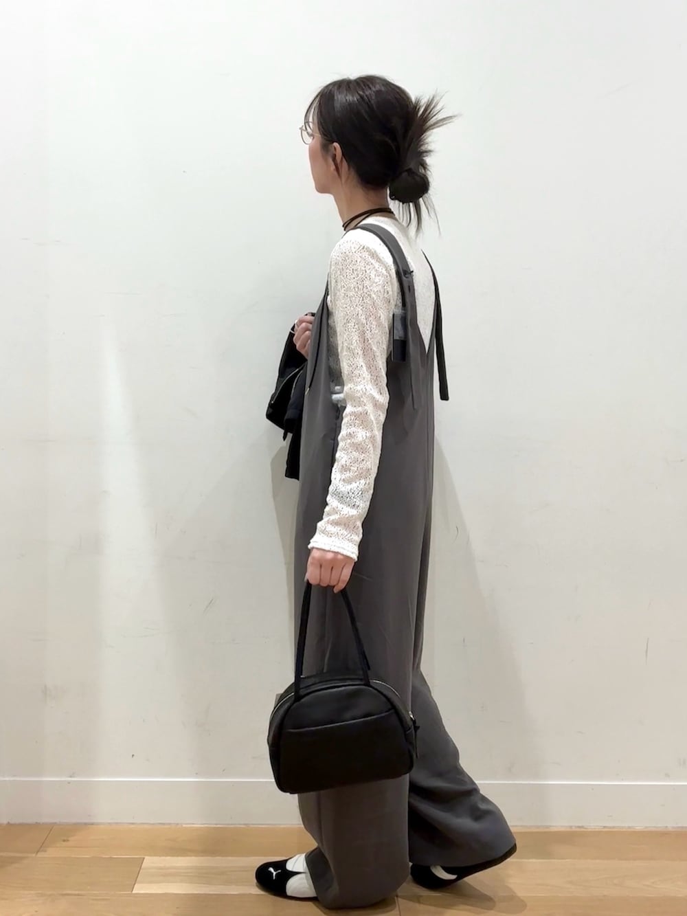 ブラック系のブルゾン、ブラック系のボストンバッグ、グレー系のサロペット/オーバーオールを着用したレディースの春コーディネートの5枚目の写真