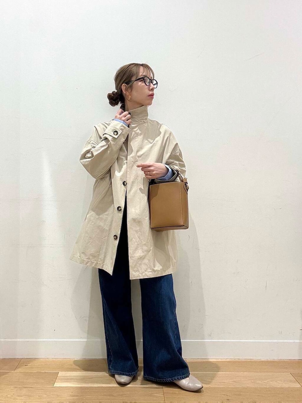 グレー系のパンプス、グレー系のその他アウター、ブルー系のシャツ/ブラウスを着用したレディースの春コーディネートの4枚目の写真