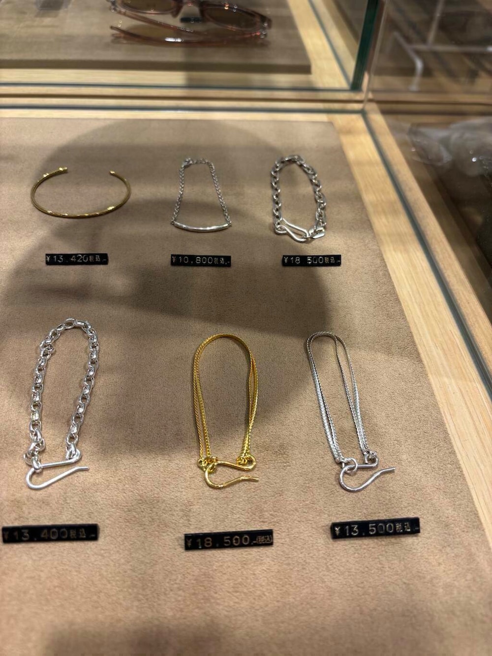 ベージュ系のニット/セーター、イエロー系のサンダル、ブラウン系のトートバッグを着用したレディースの春コーディネートの8枚目の写真