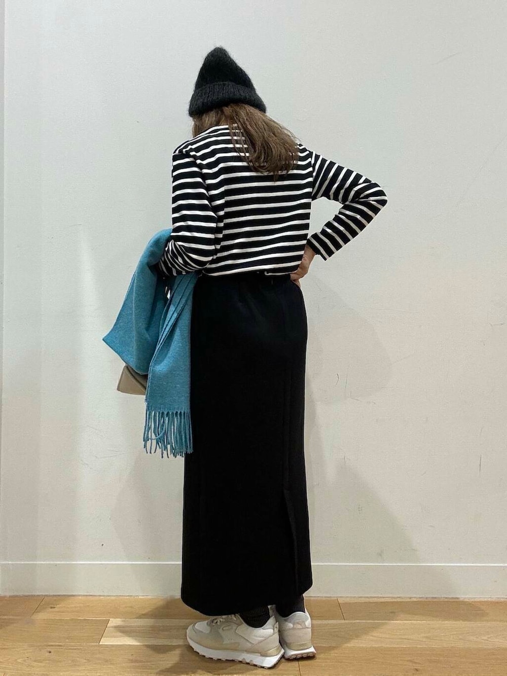 ホワイト系のTシャツ/カットソー、ホワイト系のスニーカー、ベージュ系のトートバッグを着用したレディースの秋コーディネートの6枚目の写真