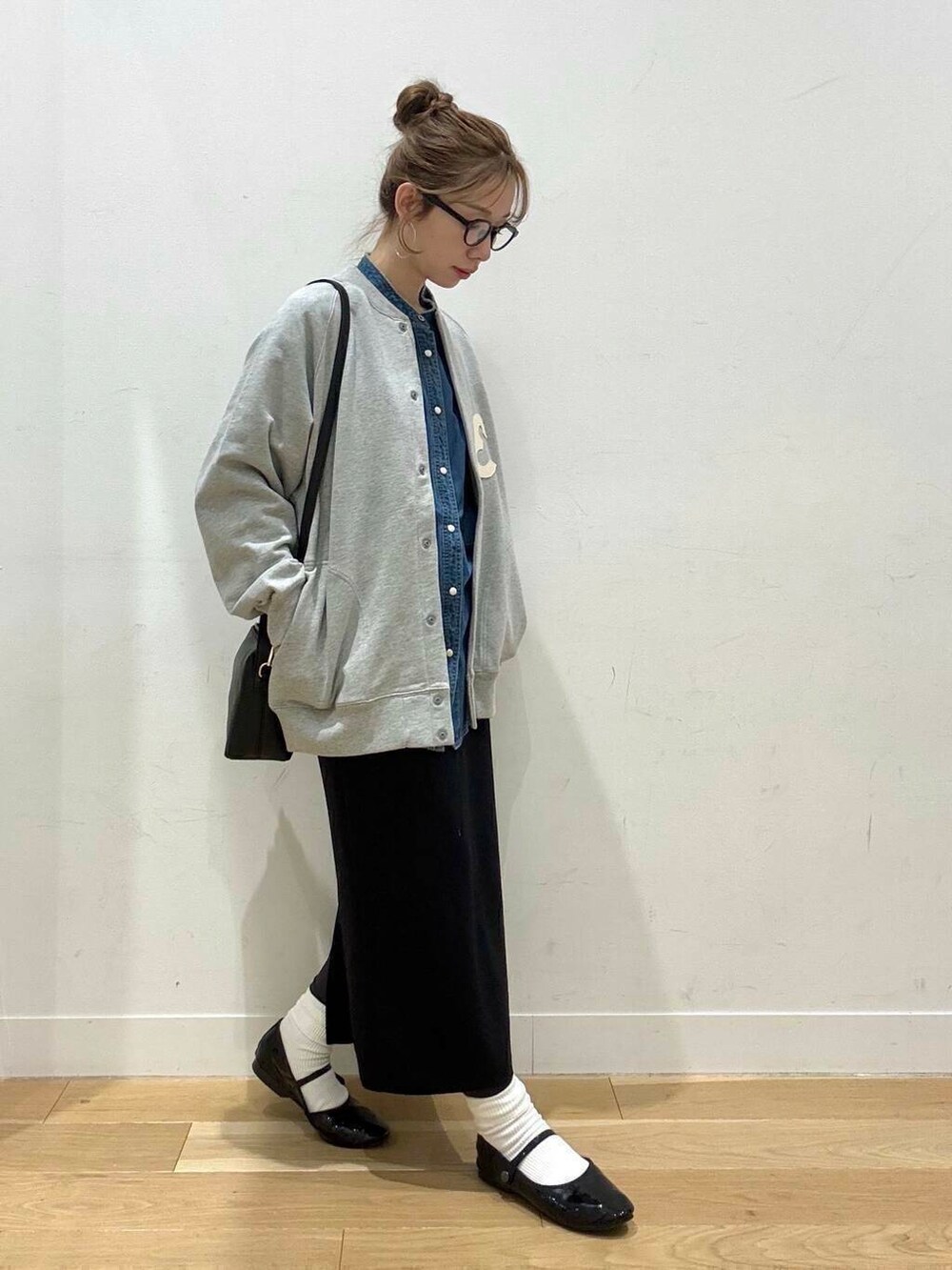 グレー系のカーディガン/ボレロ、ブルー系のシャツ/ブラウス、ベージュ系のその他アウターを着用したレディースの冬コーディネートの4枚目の写真