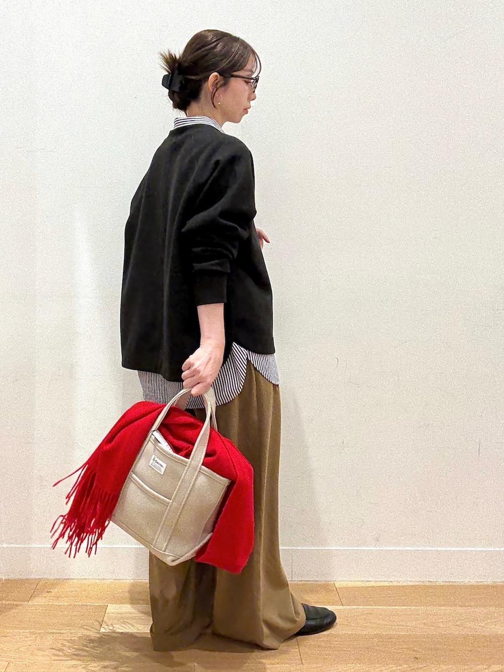 ブラック系のトートバッグ、ベージュ系のブルゾン、その他のシャツ/ブラウスを着用したレディースの秋コーディネートの3枚目の写真