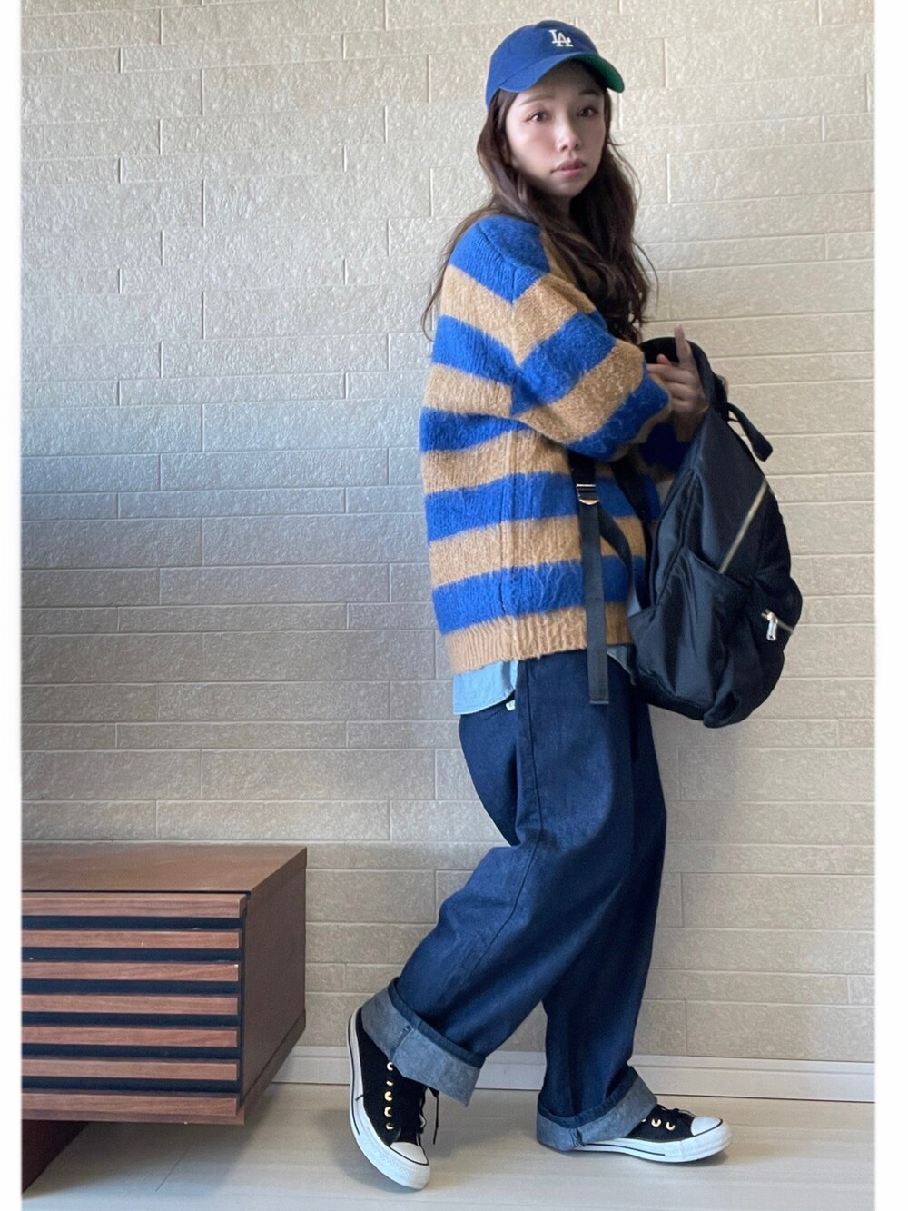 「ストリート、ビッグシルエット、コンバース、レイヤードスタイル、ダンガリーシャツ、デニムパンツ、キャップ、ボーダーニット、カラーニット、PR、LEE、メンズライク」｜「Leeの【ワンサイズでXS~XXLまでカバーする】FLeeasy イージーパンツ（その他パンツ、ブルー系）」を使った、えばみ。さん（レディース・160cm）の冬コーディネートの2枚目の写真