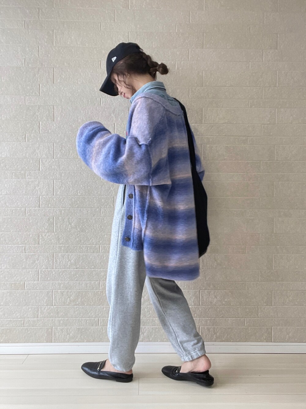 ブルー系のカーディガン/ボレロ、グレー系のスウェットパンツ、ブルー系のシャツ/ブラウスを着用したレディースの秋コーディネートの4枚目の写真