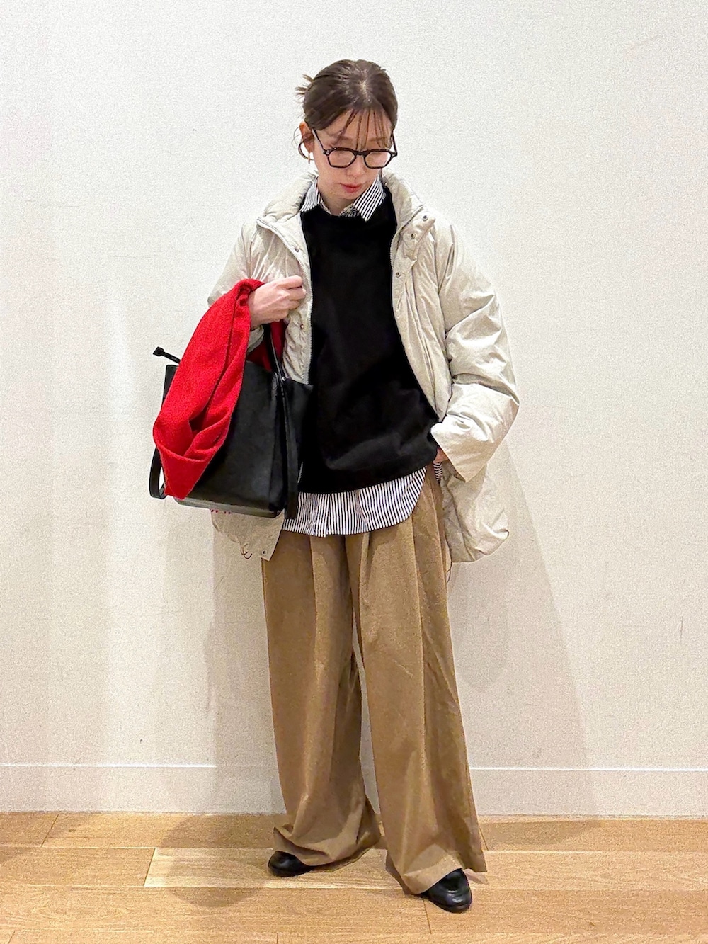 ブラック系のトートバッグ、ベージュ系のブルゾン、その他のシャツ/ブラウスを着用したレディースの秋コーディネートの4枚目の写真