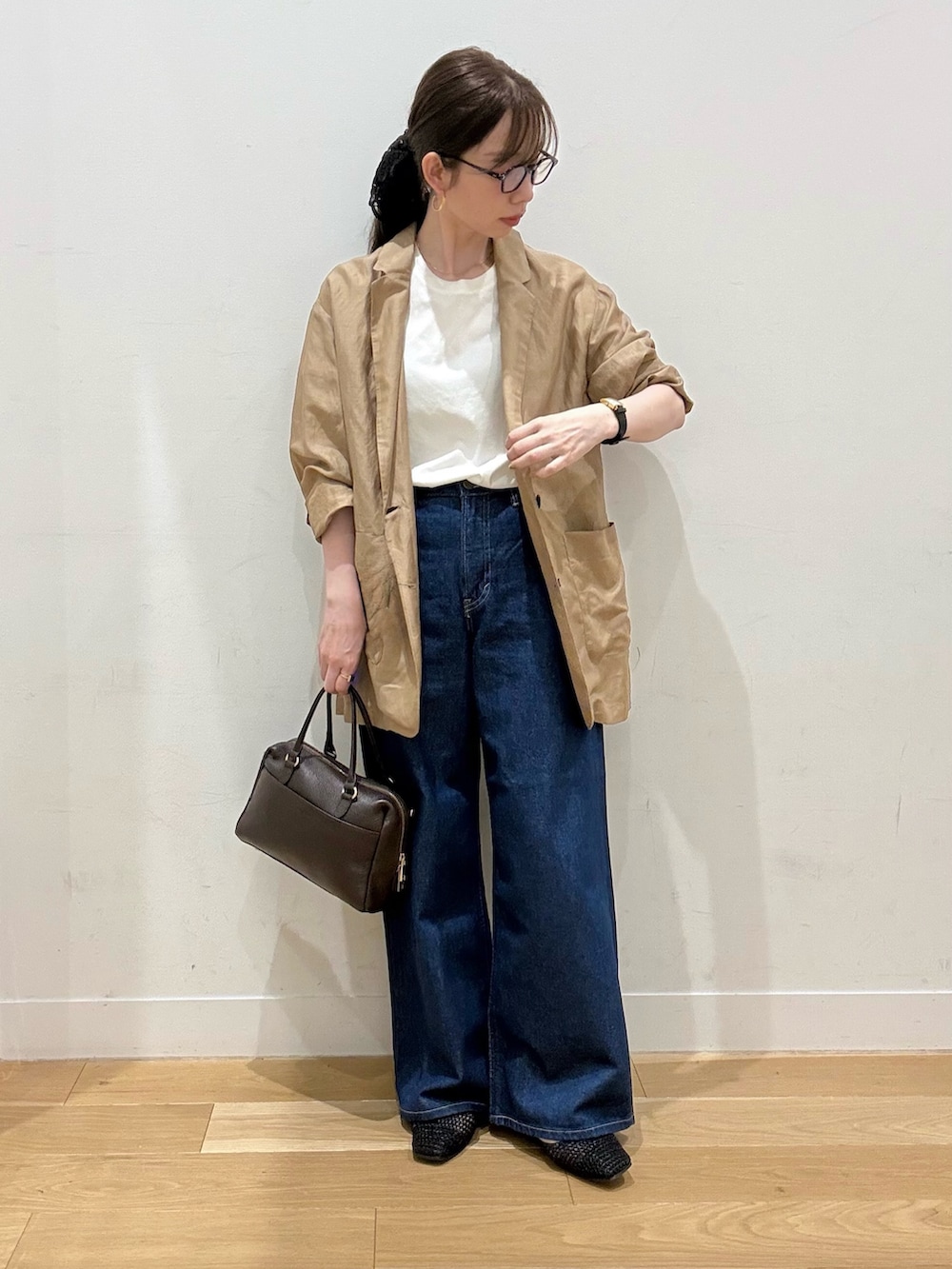 ホワイト系のTシャツ/カットソー、ブルー系のデニムパンツ、ベージュ系のその他アウターを着用したレディースの夏コーディネートの4枚目の写真