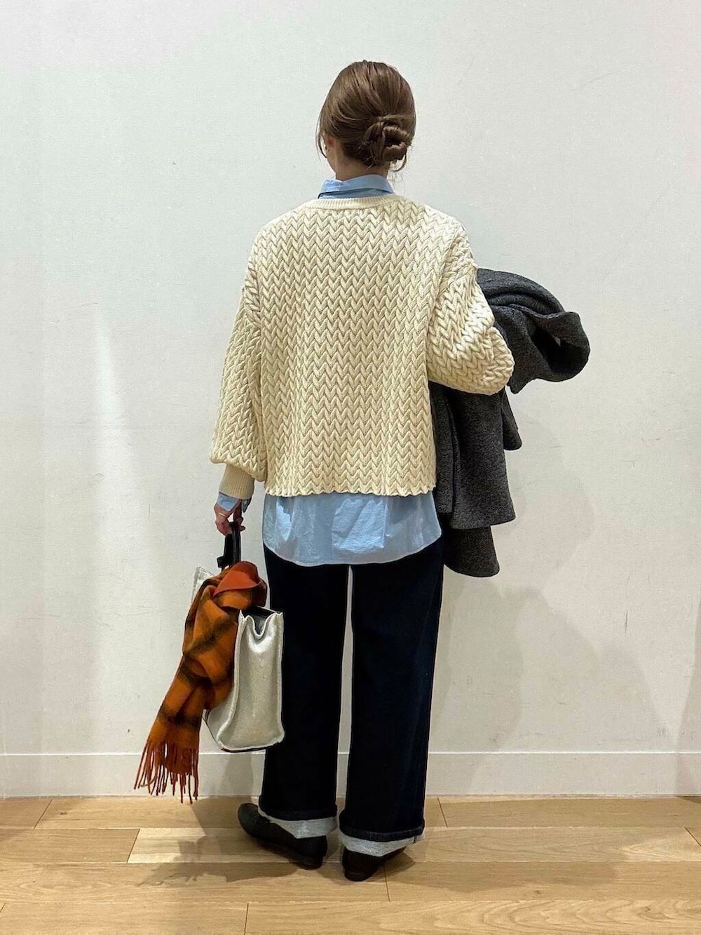 ブルー系のデニムパンツ、ブラック系のローファー、グレー系のその他アウターを着用したレディースの冬コーディネートの6枚目の写真