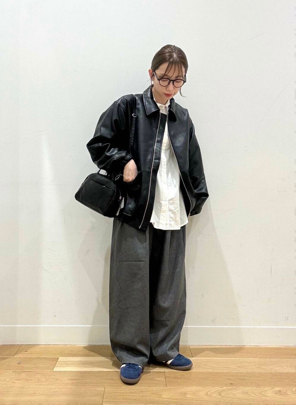 ホワイト系のシャツ/ブラウス、ブラック系のショルダーバッグ、グレー系のその他パンツを着用したレディースの秋コーディネートの3枚目の写真