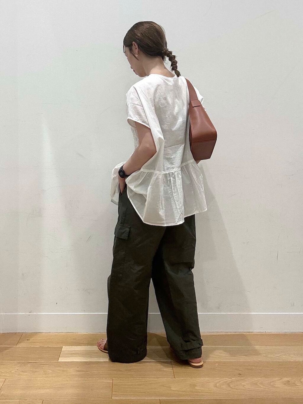 ブラウン系のサンダル、ホワイト系のシャツ/ブラウス、グリーン系のその他パンツを着用したレディースの夏コーディネートの4枚目の写真