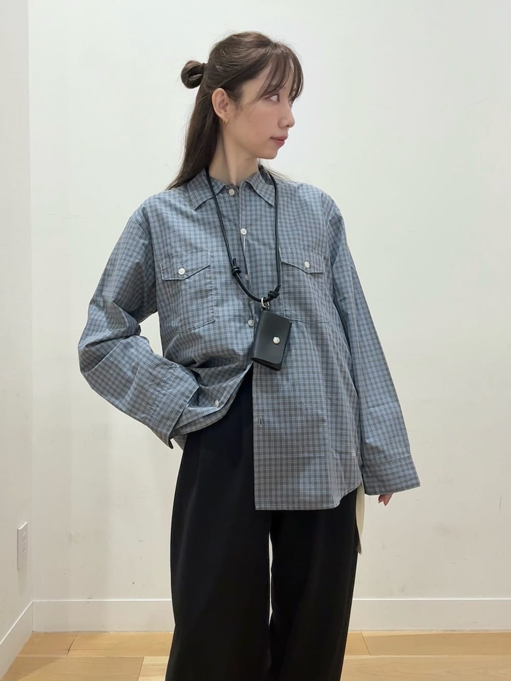 ブラウン系のTシャツ/カットソー、ブルー系のシャツ/ブラウス、ブラック系のその他パンツを着用したレディースの夏コーディネートの3枚目の写真
